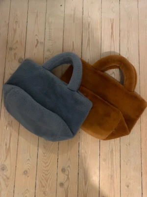 Nakd tote bag - Brun: helt oanvänd Blå: använd, slitage på insidan