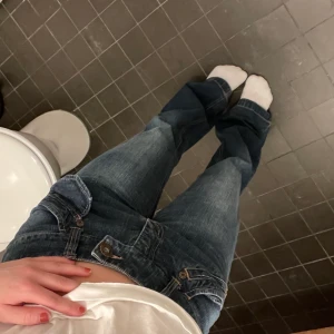 Bootcut jeans - Säljer dessa snygga lowwaisted bootcutjeans då de inte kommer till användning! De har coola detaljer bak på fickorna samt framtill och är i bra skick! Hör av er vid frågor!☺️