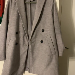 Kappa - Grå kort kappa från H&M som jag inte har någon användning för längre då jag även har växt ur den . Sitter fint och passar bra till våren.  Köparen står för frakten <3