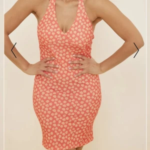 Sommar klänning - Super fin oanvänd klänning från Misslisibells kollektion för NAKD. Säljer då den aldrig kommit till användning, lappen sitter kvar! Dm för frågor❤️