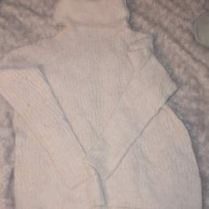 Fin stickad tröja i storlek xs, från lager 157. Säljer för jag inte använder.  Aldrig använd. Pris kan förhandlar köparen står för frakten