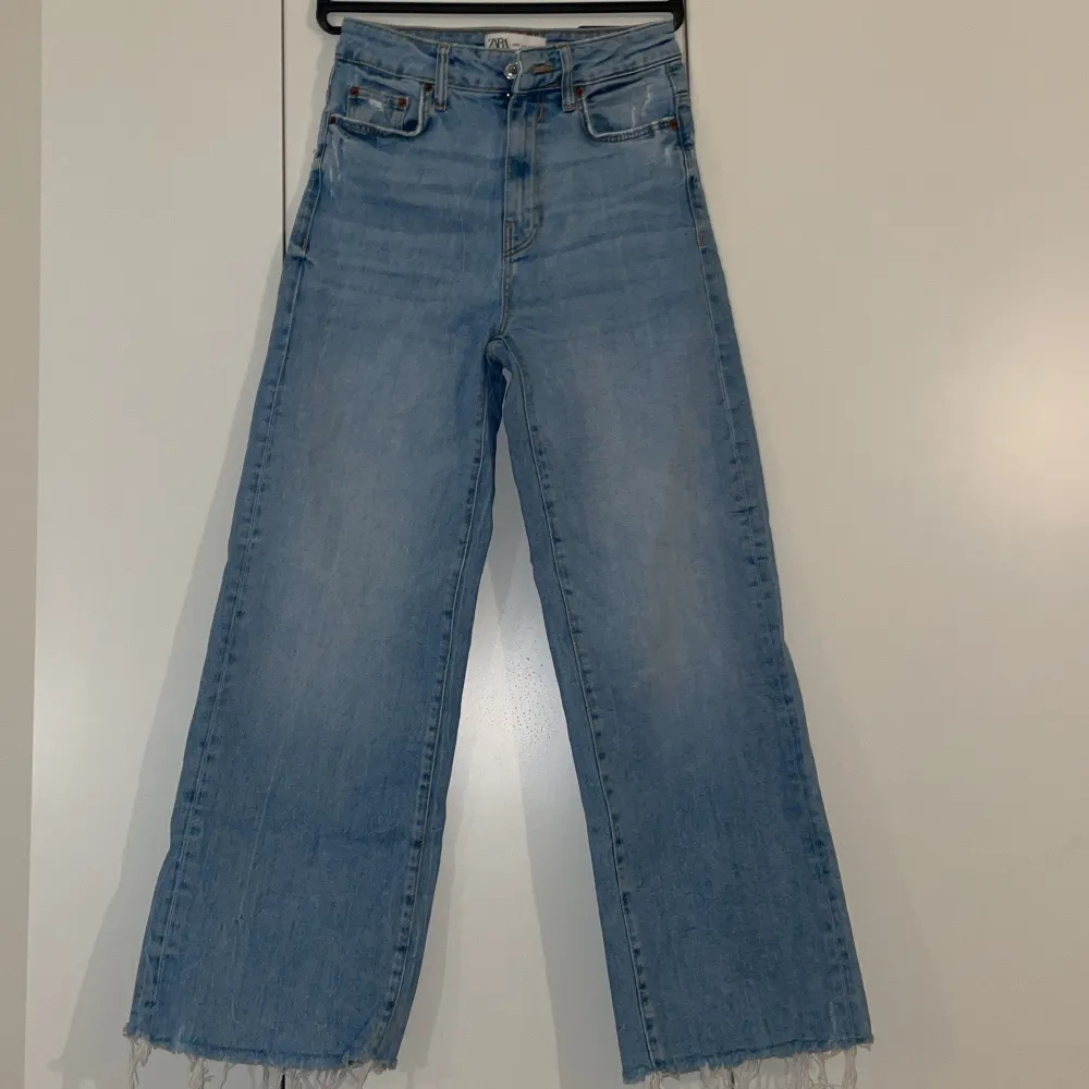Sparsamt använda jeans från zara. I fint skick, inget att anmärka på. Storlek 34. I ljusblå tvätt. Jeans & Byxor.