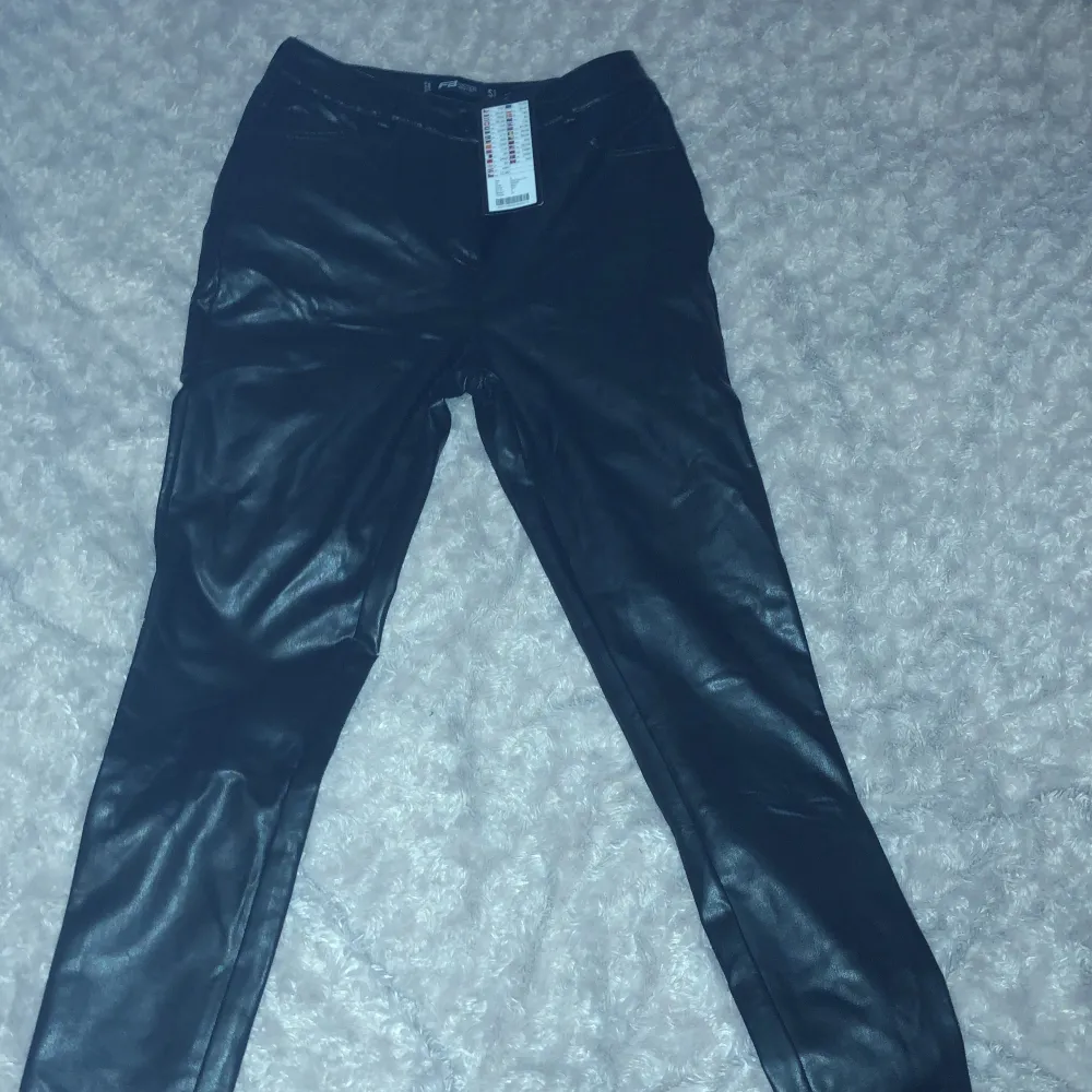 Svarta skinbyxor med lappen kvar och aldrig använda. Från new yorker . Jeans & Byxor.