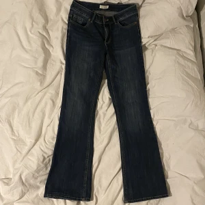 Midwaist jeans - Midwaist flared jeans!! Från Lindex. Mycket lite använda, fint skick. Passar bra på mig som är 165 cm. 