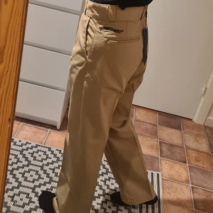 Nya chinos från Cava Company Strl XS - Oanvända chinos från The Cava Company med lappar. Modellen är rak i benen.  Ner till backen för mig som är ca 155cm lång.  Modell: Cava Best Skate Strl: XS Färg: Beige Pris: 250kr eller bud Nypris : 599kr Frakt: 69kr (spårbar)