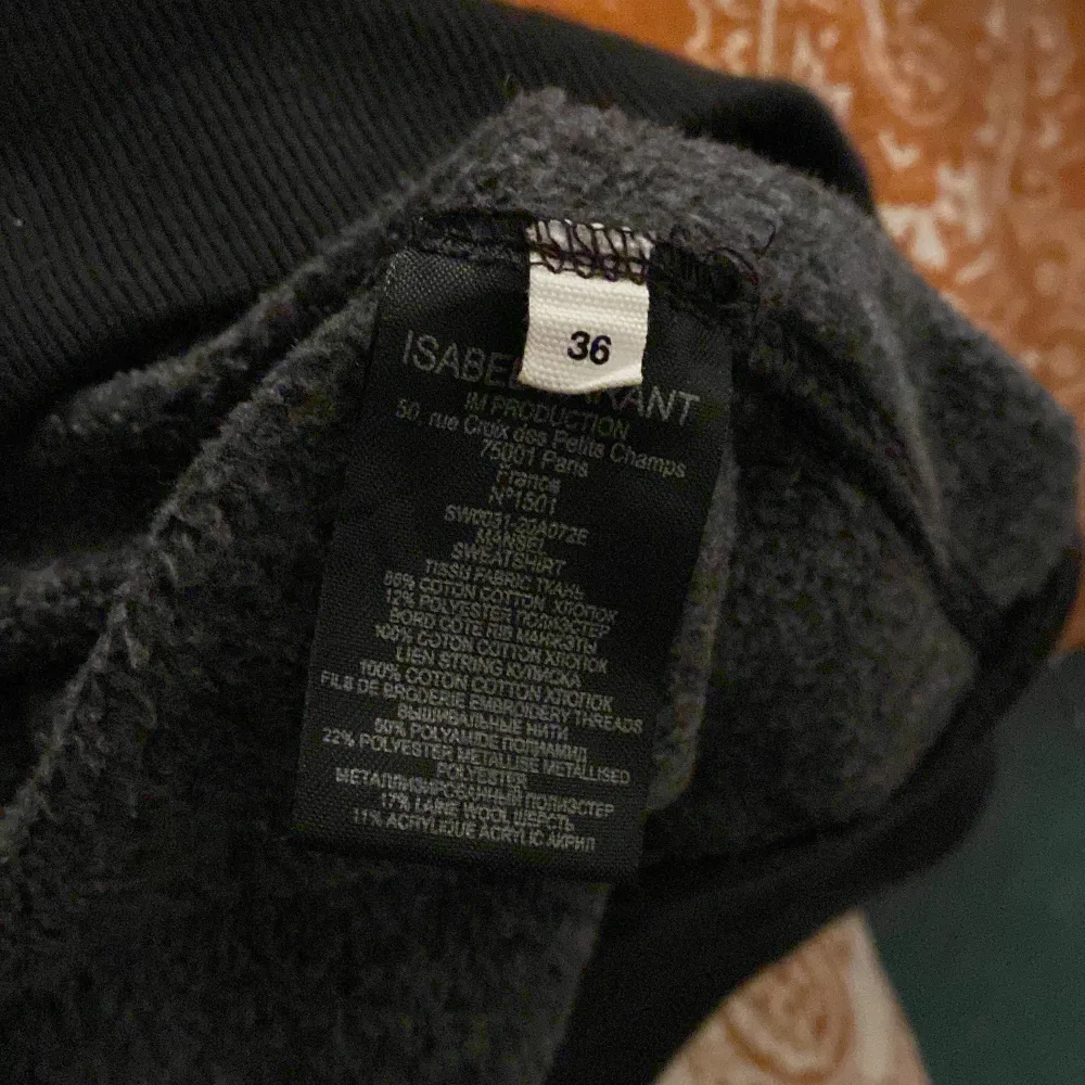 säljer denna såå snygga gråsvarta marant tröjan med svart glittrigt tryck!❤️‍🔥 första bilden är modellen men den jag säljer har glittrigt tryck!💞 storlek 36 och skitsnyggt oversized!🙌🏼 kan förmodligen mötas upp i stockholm! fråga isf❤️❤️. Hoodies.