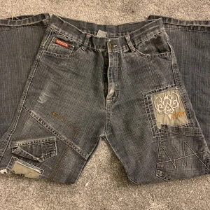 Jeans - Skiiiitcoola jeans som jag köpte på beyond retro i somras men som inte riktigt kommer till användning❤️ jättebra skick! Står size 12 men skulle tro att de är xs, fast ganska korta