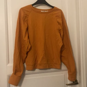 Orange långärmad tröja  - Oanvänd och i nyskick. 