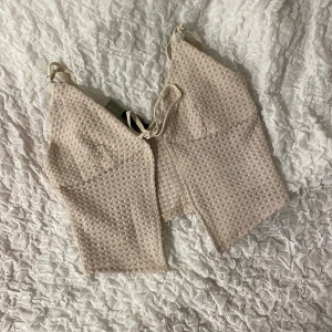 H&M Tee Size XXS - Hej! Detta är en tshirt/linne som är i storlek XXS. Jag köpte den på H&M och den är aldrig använd.  Den är i en ljus beige färg vilket jag älskar och har justerande band.