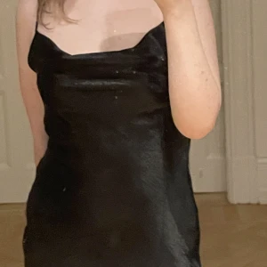 Klänning - Asfin klänning med öppen rygg. Den har några defekter som syns på sista bilden där det är lite nopprigt. Så är det inte över hela klänningen men jag visar gärna fler bilder! Från Gina💕