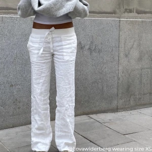 Lågmidjade Alobha linnebyxor i nyskick 💓 - Nästan helt oanvända då jag köpte dem på slutet av sommaren😻 Jag säljer då de är lite stora o vill köpa en storlek mindre😅❤️ Dem är inte stora för att vara s, jag är bara väldigt ”liten”. TRYCK INTE PÅ KÖP DIREKT!😅