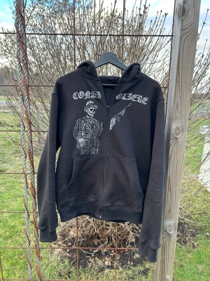 Cosa Nostra rhinestone zip hoodie - bra skick bara lite solblekt annars väldigt fin. saknar inga pärlor vad jag kan se. storlek M som sitter bra på mig med M-L, skulle passa bra på någon med S om man vill att den ska sitta större. letar främst byten på denna mot andra hoodies annars bud.