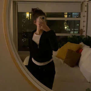 Juicy set - Säljer mitt älskade svarta juicy set då det inte kommer till användning längre. Köpte det förra vintern och har använt det mycket sen dess därav priset , däremot finns det inga tydliga tecken på använding och inga hål eller liknande! Hör av er vid frågor💞