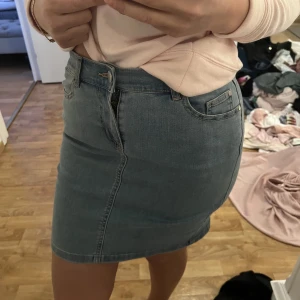 Superstretch kjol - Ljusblå superstretch jeanskjol från Cubus i strl M Aldrig använd nypris 299kr  