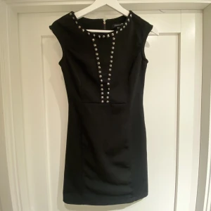 Klänning från Forever21 - Svart fodralklänning med nitdetaljer från Forever21. Med stretch. Storlek S. Gott skick.  
