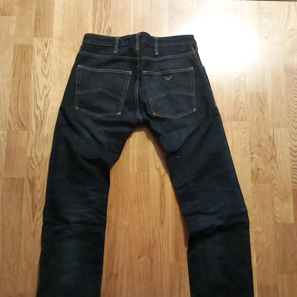 Armani Jeans köpta på NK 2018. Aldrig använda pga för små. . Jeans & Byxor.