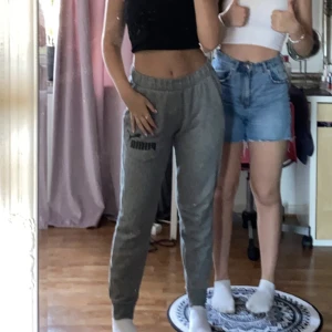 Mjukisbyxor - Gråa puma mjukisbyxor. Är i bra skick förutom att där är ett litet hål vid fickan.