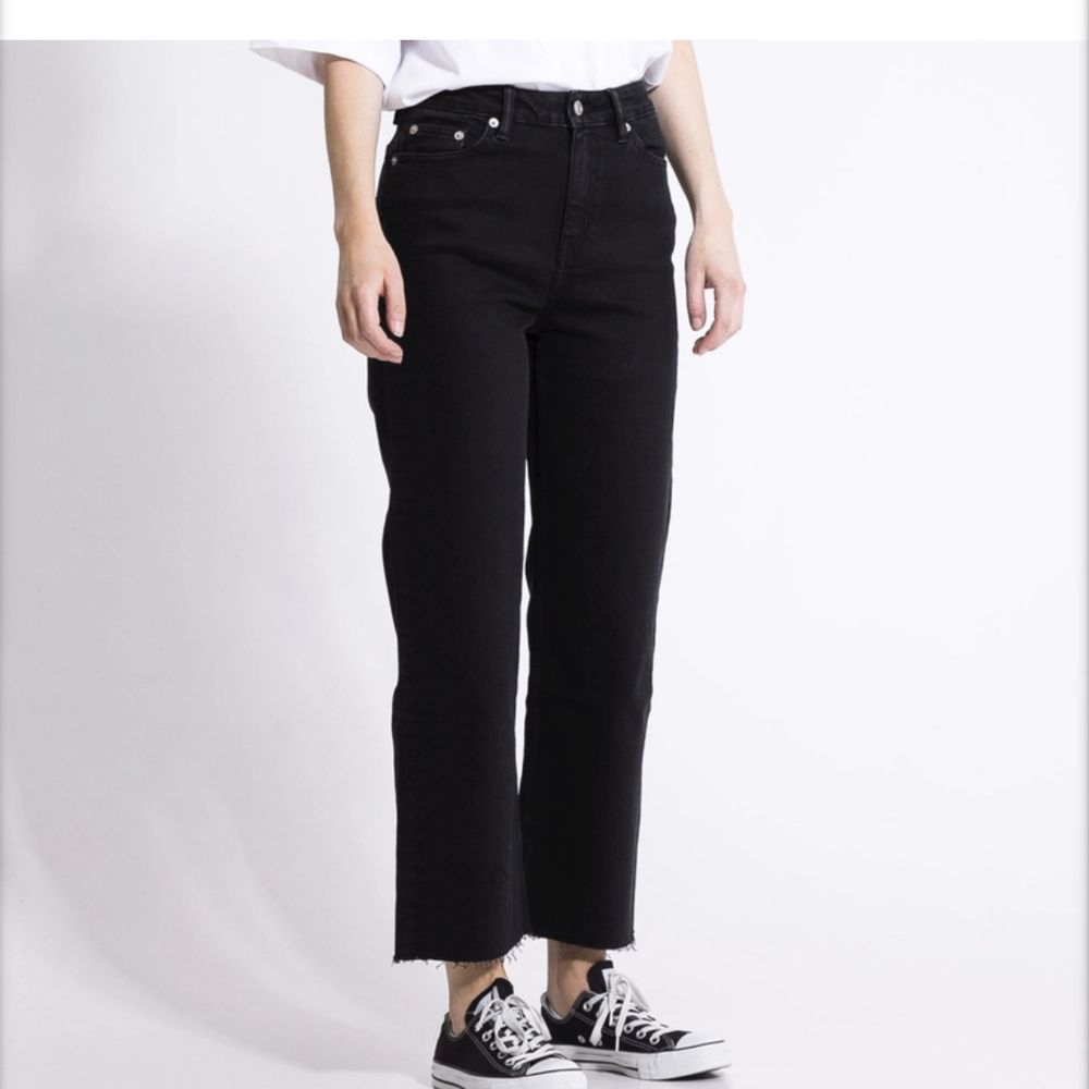 Säljer dessa svarta jeans från lager 157. Har inte använt så mycket. Modellen har storlek S och är 175 så de passar en ganska kort om man vill ha de hela vägen ner till fötterna. Köpta för 300 men säljer för 130. Skriv privat för mer bilder eller info💗. Jeans & Byxor.
