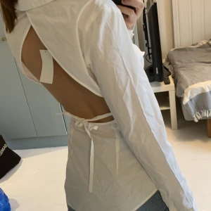 Skjorta med öppen rygg  - Skjorta från hm med öppen rygg, aldrig använd med lappen kvar!