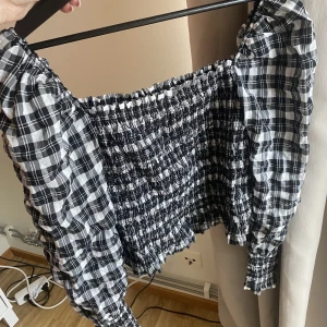 Blus H&M - Blus från H&M i storlek M. Mittendelen är i resår💕🫶🏻