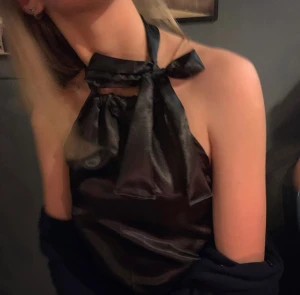 Satin topp - säljer denna så fina satin toppen i halterneck. Endast använd 2 gånger. Storlek xs. Kan knytas där bak! Hör av er för fler frågor! 