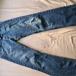 Hollister jeans som jag säljer för att de är för små, riktigt bekväma. Byxorna är slimstraight fit