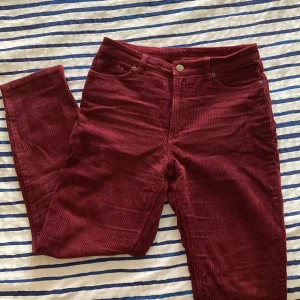 Manchesterbyxor  - Manchesterbyxor i vinrött från Monki
