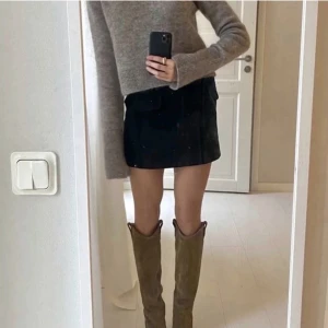 Svart kjol - en svart mango kjol, som är sparsamt använd. 💓💓 Perfekt med eller utan svarta strumpbyxor. ✨Frakt tillkommer✨