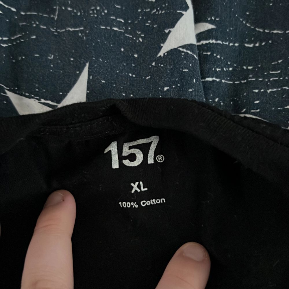 Från lager 157 en basic tröja lixom storlek XL . T-shirts.