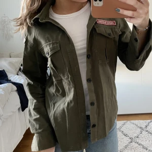 Zadig jacka - Super fin jacka som är köpt på zadigs butik. Perfekt nu till våren men använder tyvärr inte längre. Nypris 2999kr köpt våren 2021