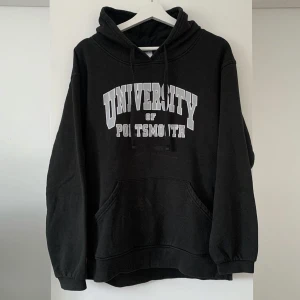 Vintage Hoodie - Köpt second hand för något år sen och bilderna är lånade av förra ägaren. Skitsnygg men kommer inte till användning längre. Som det syns på bilden så finns det några fläckar som inte går bort, dock är det inget man tänker på. Kan skicka egna bilder ❤️‍🔥 