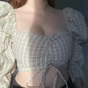 jättefin croptop strl EU 36 - jättefin beige och vit långärmad rutig croptopp med puffade axlar ifrån ASOS i strl EU 38. perfekt skick och så gott som ny. 