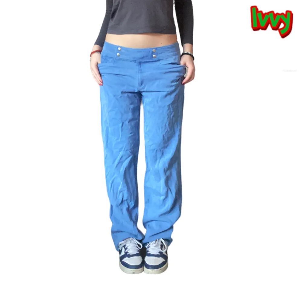 Blå byxor 💙(inte jeans) är lite smutsiga längst ner pga regn. Går bort vid tvätt 💦 . Jeans & Byxor.