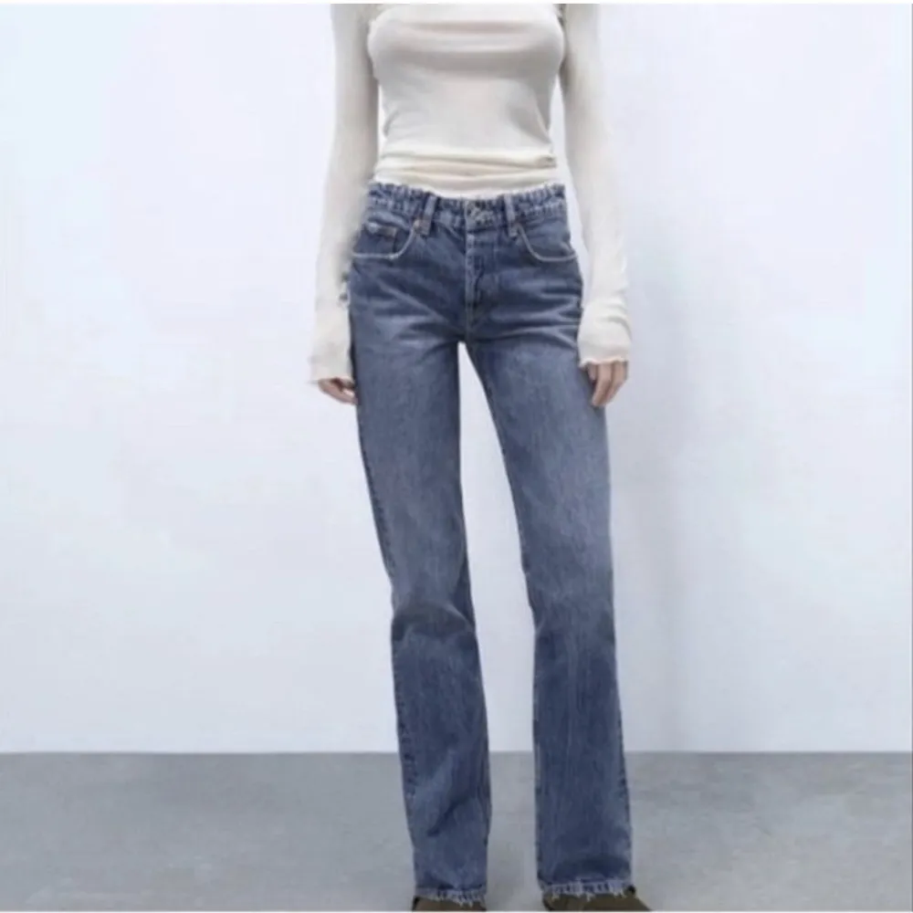 Säljer dessa jätte fina zara jeans i stl 34. Knappt använda så jätte fint skick. Buda privat 💞. Jeans & Byxor.