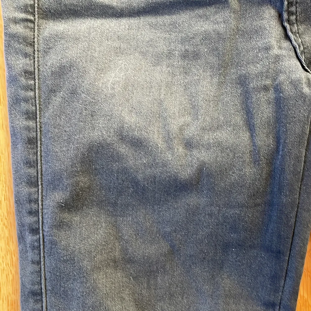 Nya FIT JEANS endast tvättade därav lappen borta. Väldigt stretchiga och sköna byxor som är väldigt formgivande. Dom passar någon i storlek S. . Jeans & Byxor.