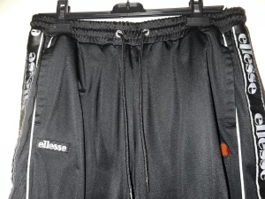 Ellesse byxor - Ett par jätte unika ellesse byxor i storlek 42. Jätte bra kvalitet och bra skick☺️