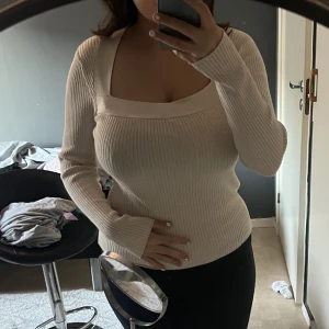 Stickad tröja - Stickad långärmad topp i storlek M. Jätte fin passform och sitter väldigt bra, helt okej skick använt några gånger men inget som syns☺️