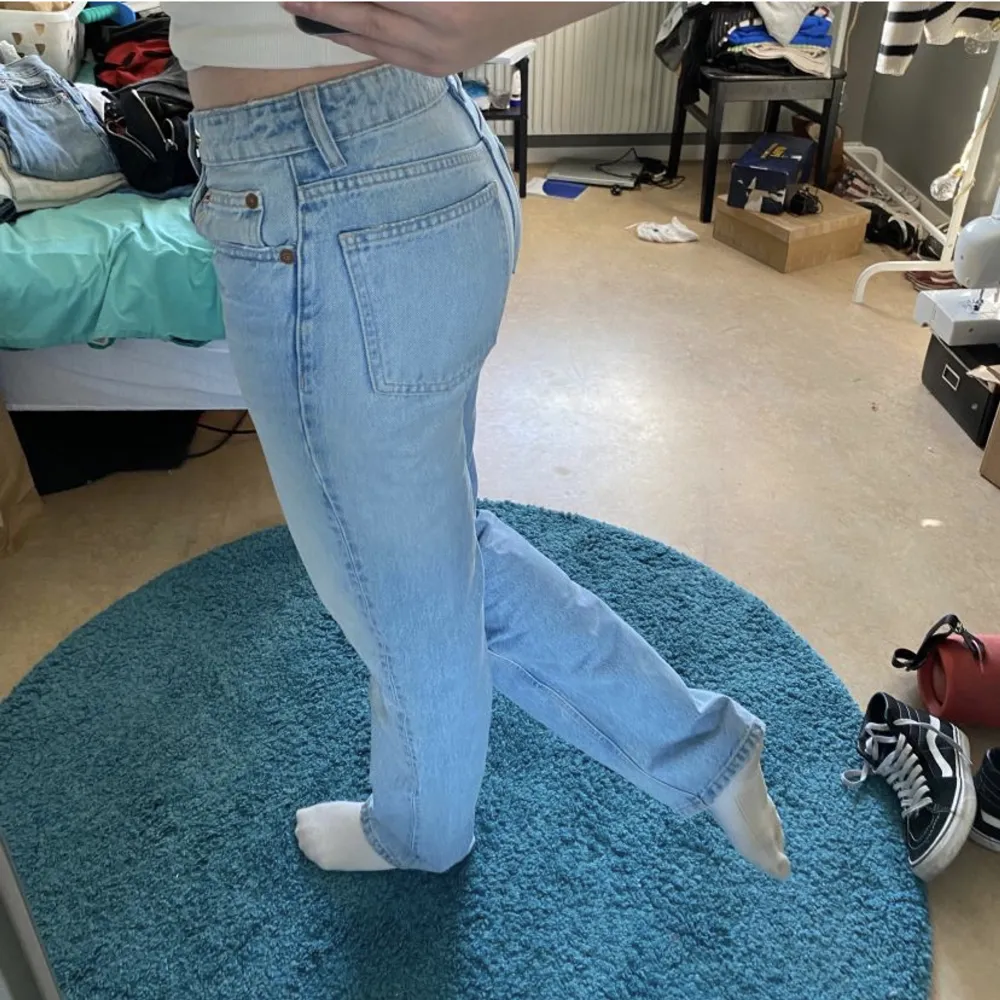 Säljer mina ljusblå jeans från zara💓pris kan diskuteras!!🥰. Jeans & Byxor.