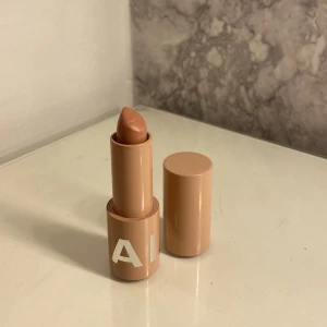 Läppstift från caia - Säljer detta läppstiftet från Caia i färgen Adore you. Superfint men kommer inte till användning.  Endast använd 2 gånger🤎 80kr+frakt
