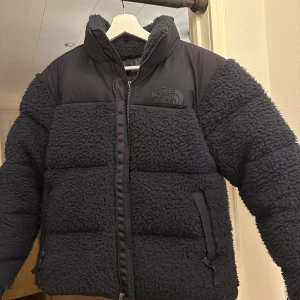 North Face jacka  - Säljer min North Face sherpa nuptse jacka i färgen Navy. Cond 9,5/10, knappt använd då jag köpte en annan jacka istället. Kan tänka mig att byta mot exempelvis Palm angels byxor