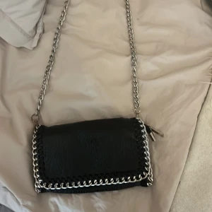 Tiamo väska - Säljer min fina svarta tiamo väska som tyvärr inte har kommit till användning på senaste, skriv gärna om ni vill börja buda💓