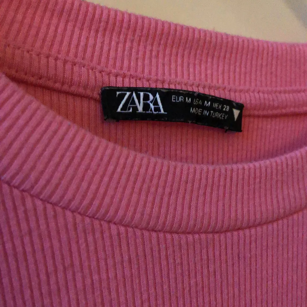 Rosa tshirt med knyten på sidorna från zara i storlek M. Använd fåtal gånger och i bra skick!. T-shirts.