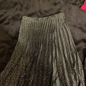 Kjol  - Säljer min superfina sommar kjol som är ribbad i materialet som är samet. 