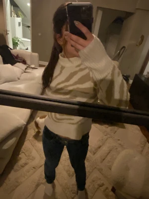 Stickad tröja - Stickad tröja med mönstring från Gina tricot, bra skick. Pris kan diskuteras vid snabb snabb affär.