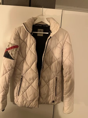 Vinterjacka - Vit varm vinterjacka som legat o samlat damm alldeles för länge nu. Säljer pga varit för liten ett tag men inte sålt av den!❤️❤️🥰