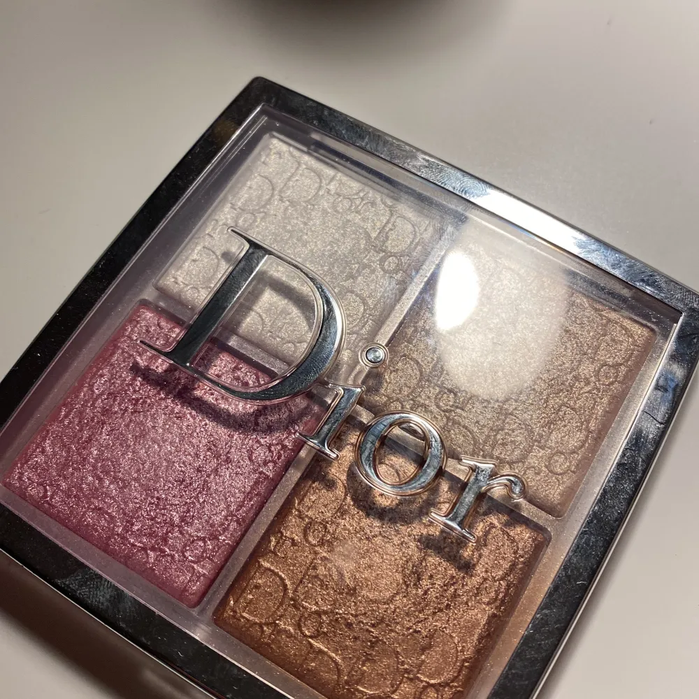 En superfin dior- palett med två sorters blush, går att använda som countour eller annat, och två highliters. Säljer då jag behöver pengar till annat 💗 lite använd men mer än 9/10 är kvar. Köptes för 600. Övrigt.