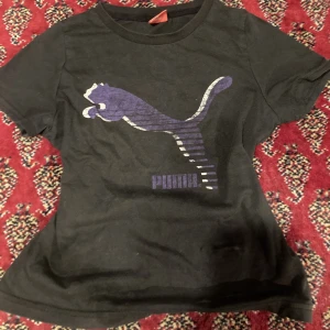 T-shirt - Cool croppad puma t-shirt  Passar xs och s  svin skön på sommaren med ett par bagie jeans ☀️