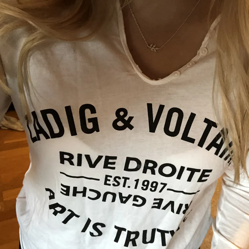 Säljer denna stilrena tröja från Zadig & Voltaire som är köpt i december.🌸 Storlek small. Tröjan är i nyskick🥰. Tröjor & Koftor.