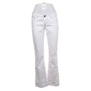 säljer ett par söta vita lågmidjade jeans, nice jeans att ha i garderoben💞⚡️midjemåttet är 78cm och innerbenslängden är 83cm, skriv om du vill köpa 🙏