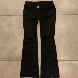 Lågmidjad svart byxa - Lågmidjad weekdaybyxa köpt för 1 år sedan för 500kr och sparsamt använda😍  Lite i det tajtare laget för mig tyvärr, så skulle rekommendera dessa till en storlek 36 och inte 38 för lite mer relaxed fit💕 Jag är 168 och för mig slutar de precis ovanför hälen